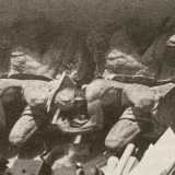 Delle sculture ci si dimentic� cos� per un po� di anni. Fino a quando nel 1988 Franco Neglia, dell�associazione �Murattiano�, percorrendo il ponte adiacente alla vasta fabbrica, not� le statue �stese� a terra tra materiale di vario genere...(foto di Damiano Ventrelli)